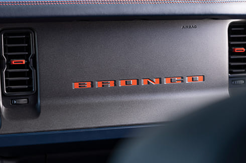 Detalles en Color Naranja en interior de la SUV 4x4 Ford Bronco Raptor 2025